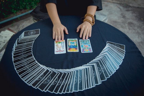 Tarot: Foto: © Phinyo_De_Italiano / shutterstock / #758049112